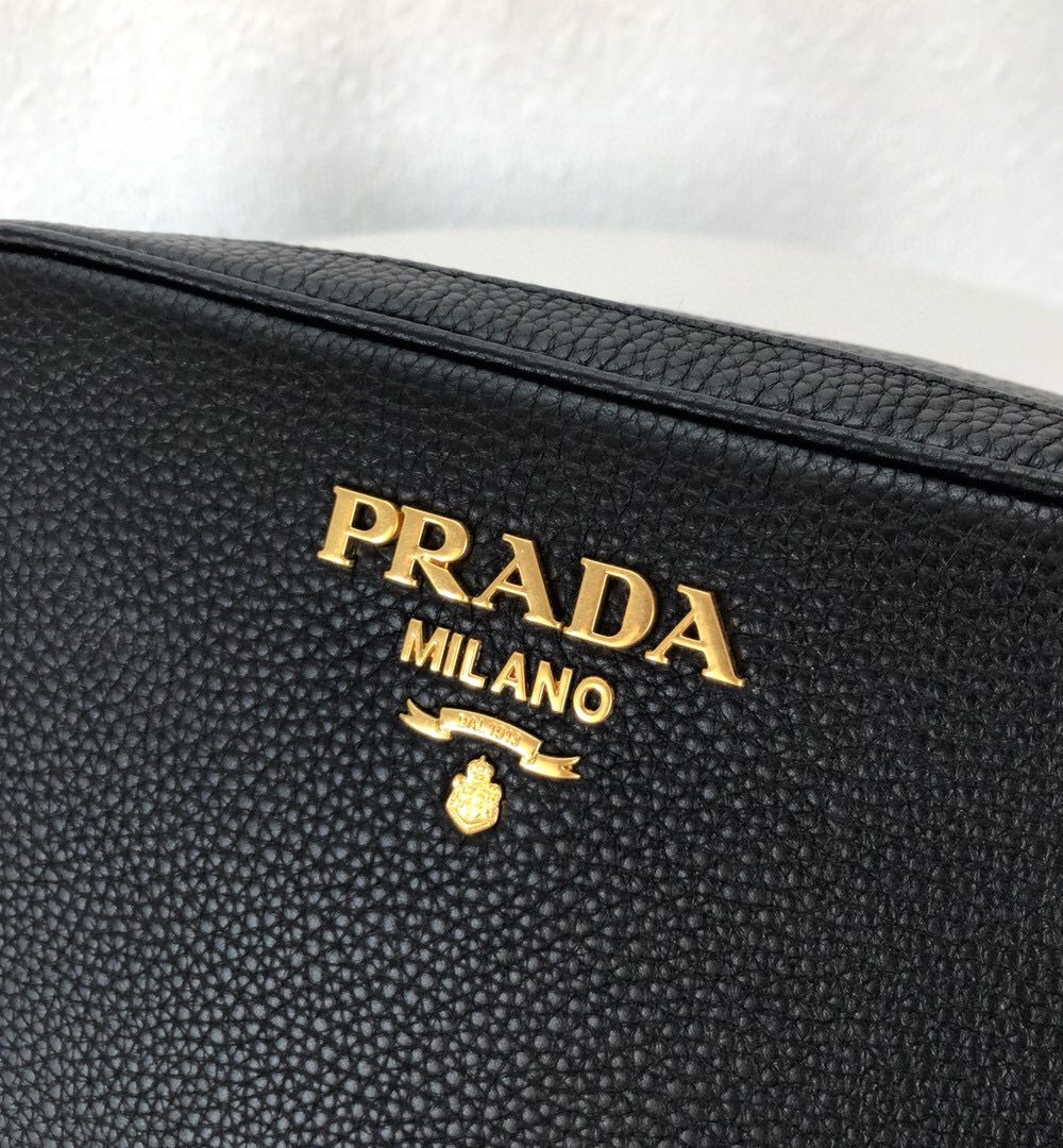 Medium Camera Bag With Gold Tone Hardware In Black For Women 8.6in/ 22cm