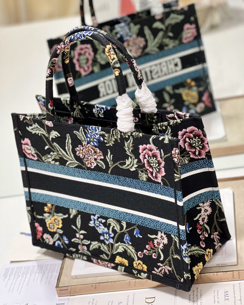 1:1 Replica Medium Dior Tote Bag White/Black For Women 14in/ 36cm M1296ZEAU_M933