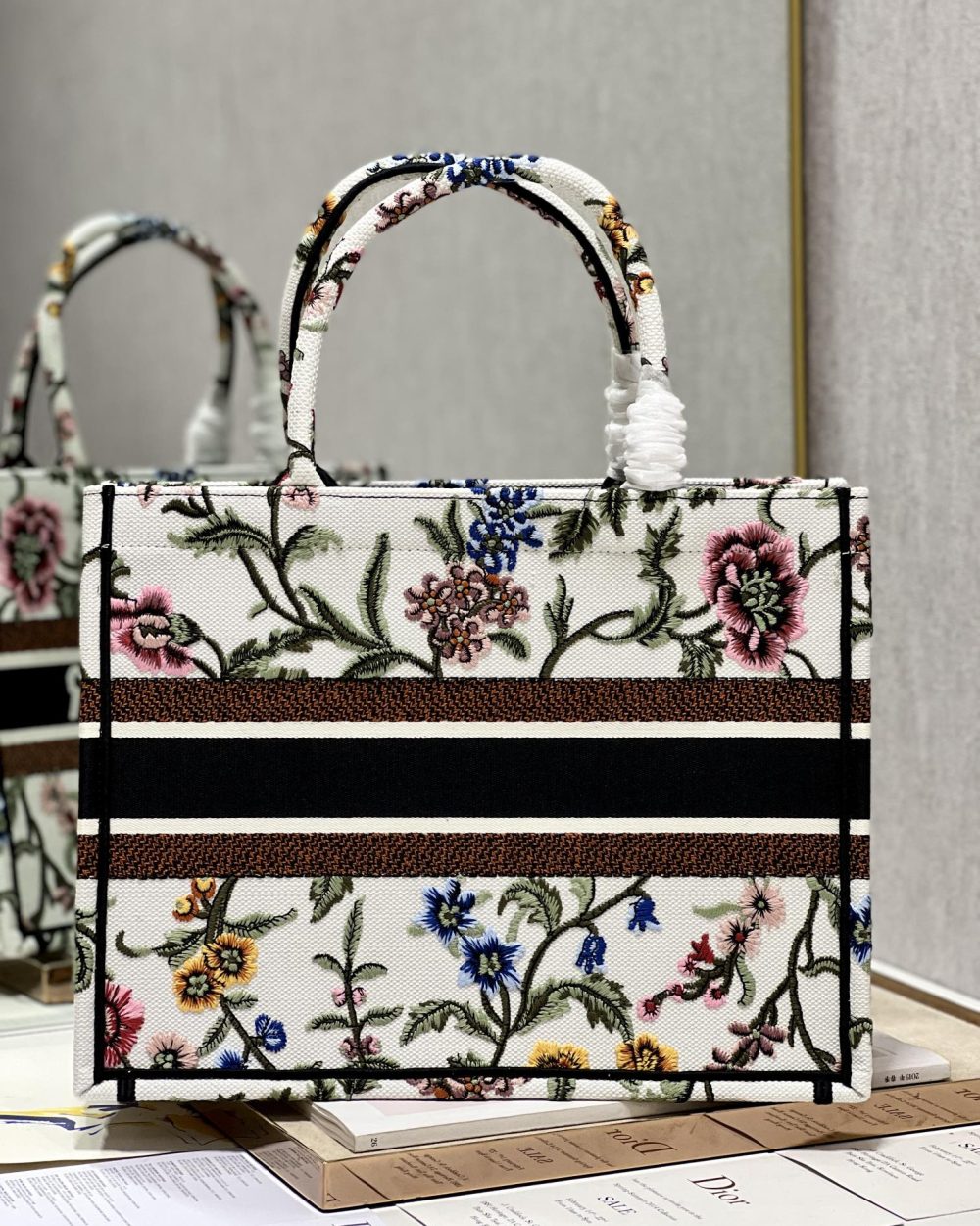 1:1 Replica Medium Dior Tote Bag White/Black For Women 14in/ 36cm M1296ZEAU_M933