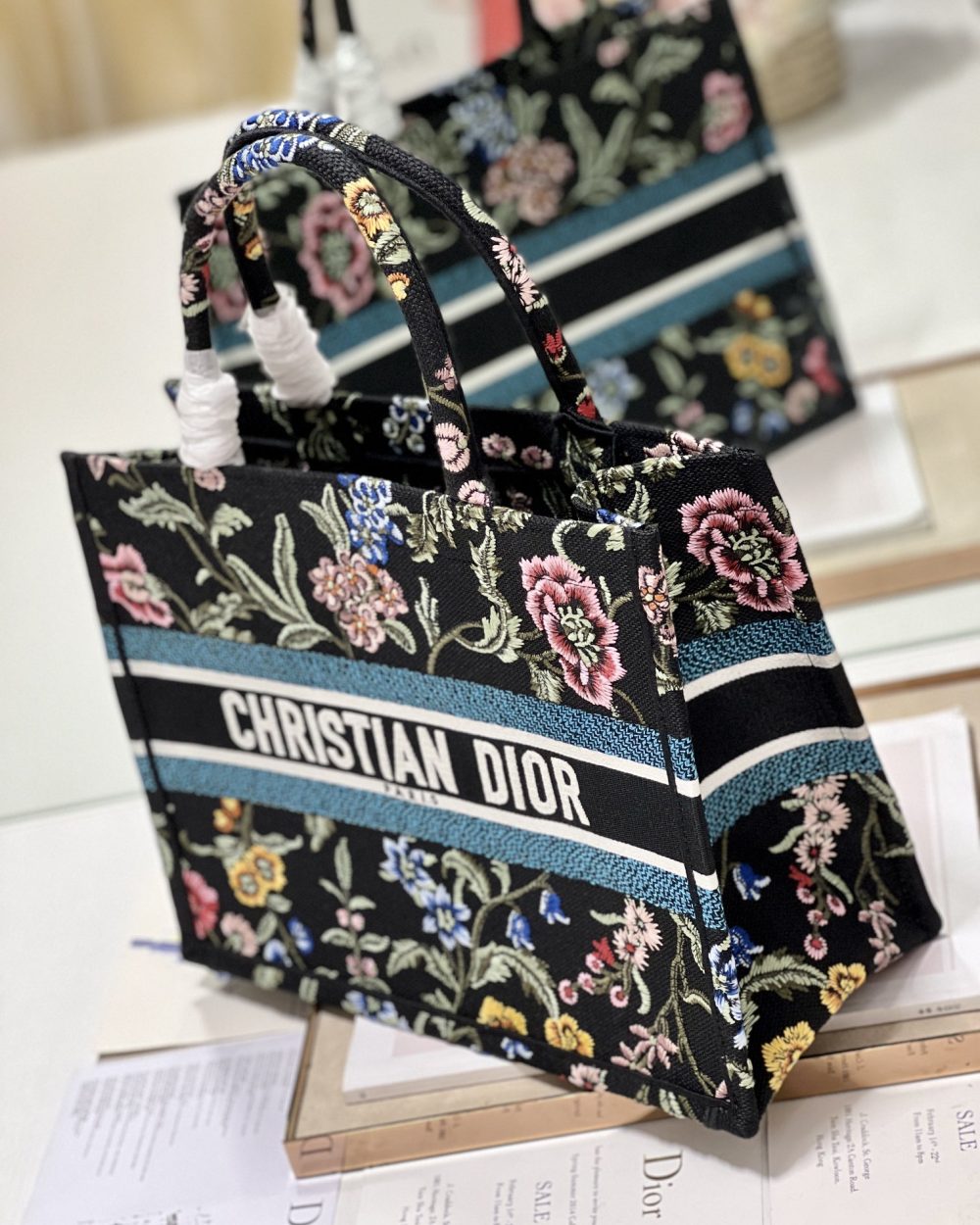 1:1 Replica Medium Dior Tote Bag White/Black For Women 14in/ 36cm M1296ZEAU_M933