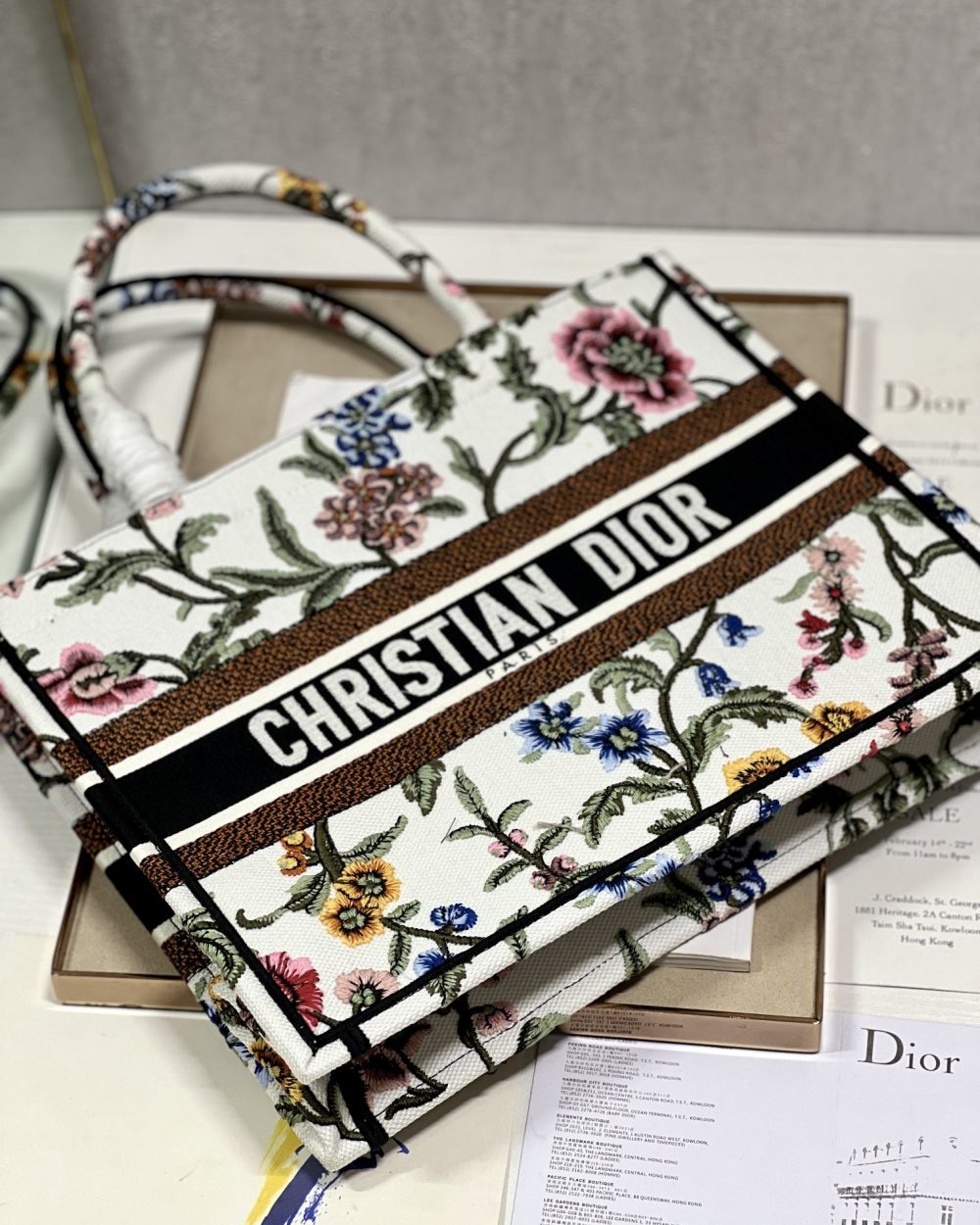 1:1 Replica Medium Dior Tote Bag White/Black For Women 14in/ 36cm M1296ZEAU_M933