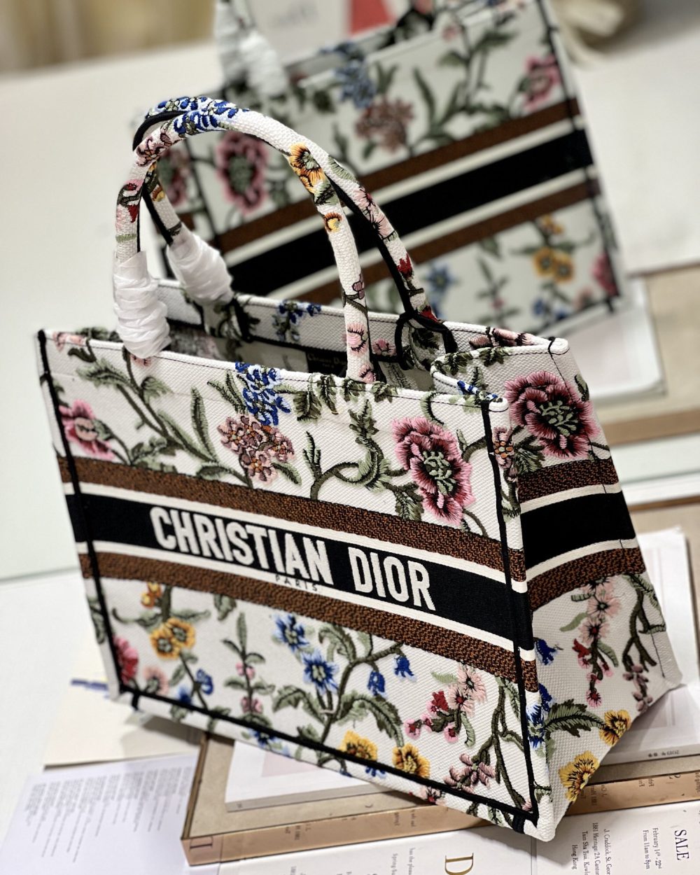 1:1 Replica Medium Dior Tote Bag White/Black For Women 14in/ 36cm M1296ZEAU_M933