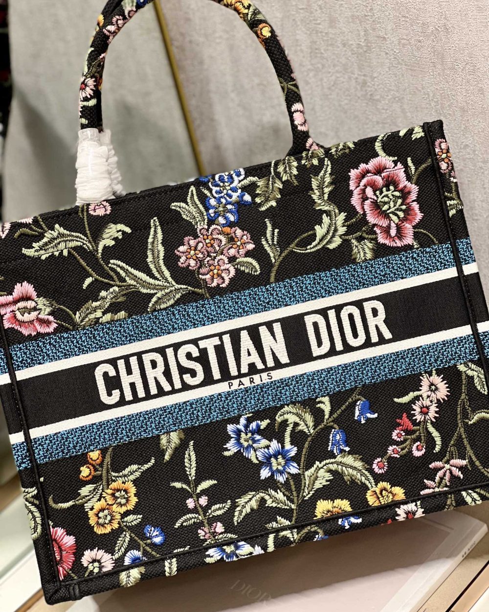 1:1 Replica Medium Dior Tote Bag White/Black For Women 14in/ 36cm M1296ZEAU_M933