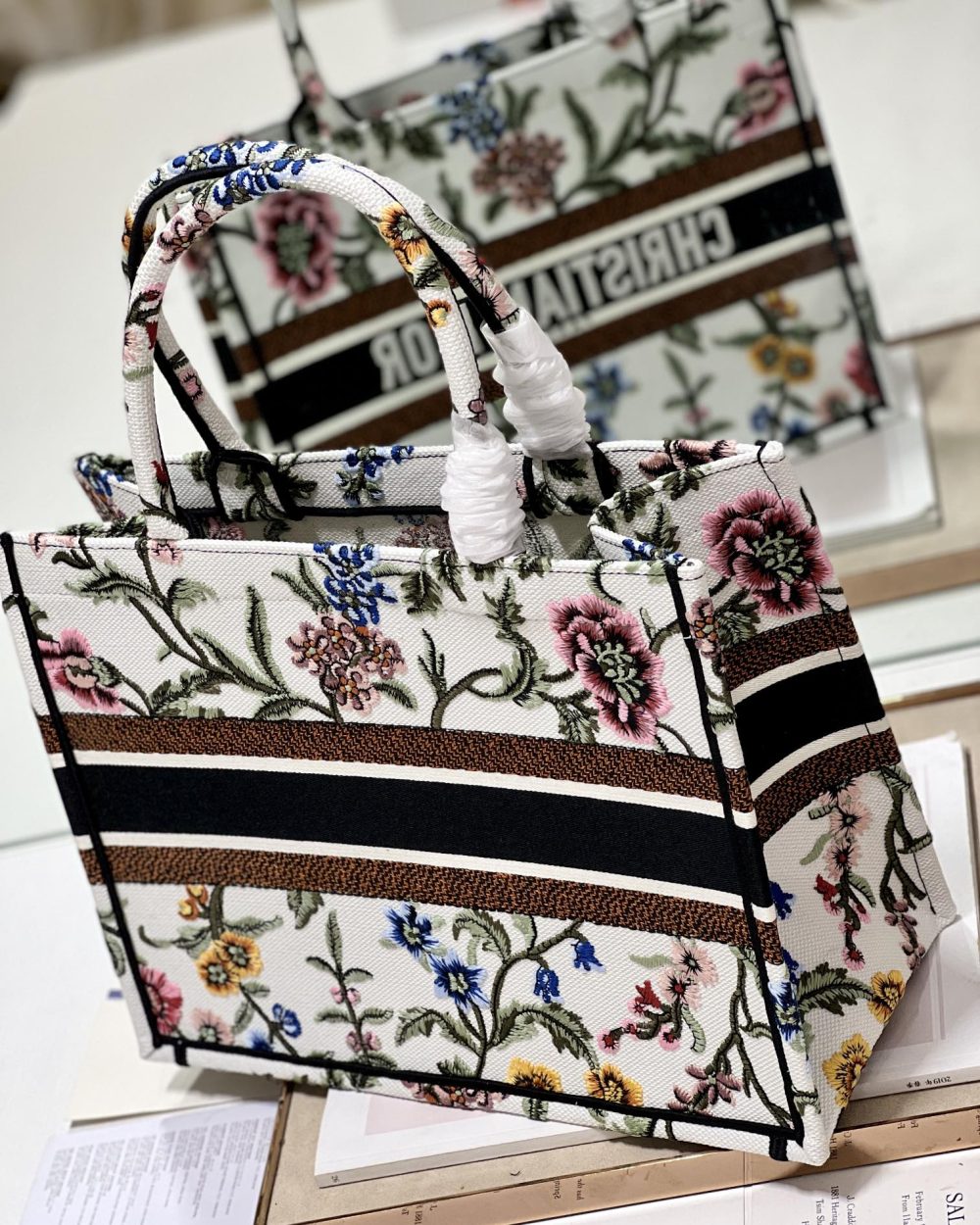 1:1 Replica Medium Dior Tote Bag White/Black For Women 14in/ 36cm M1296ZEAU_M933