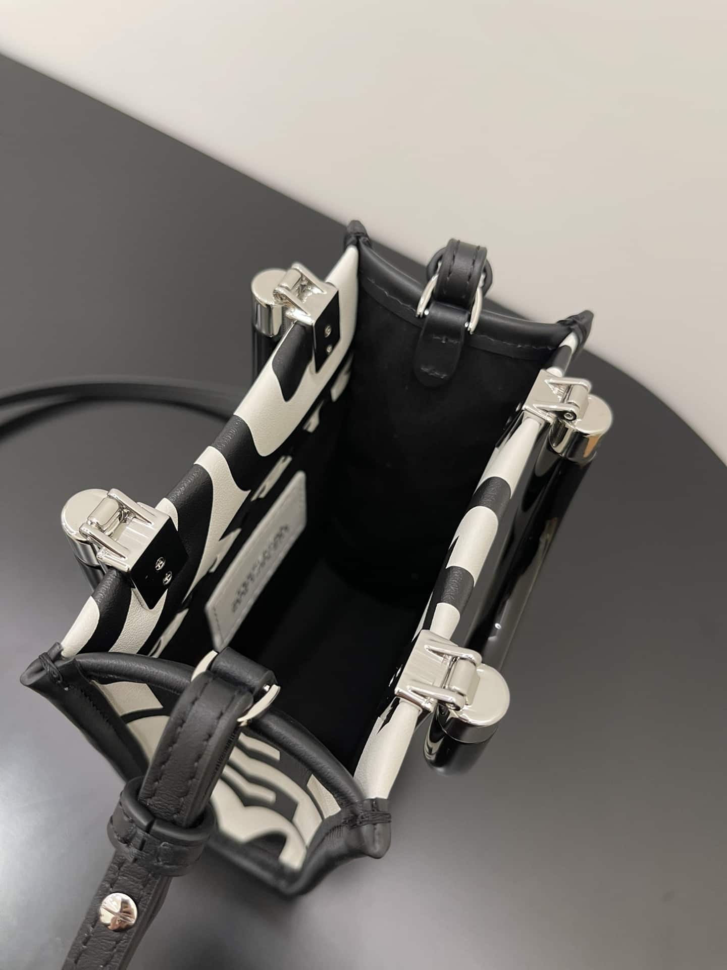 1:1 Replica Mini Sunshine Shopper Two-Tone Mini Bag Black And White For Women 7in/18cm - Image 6