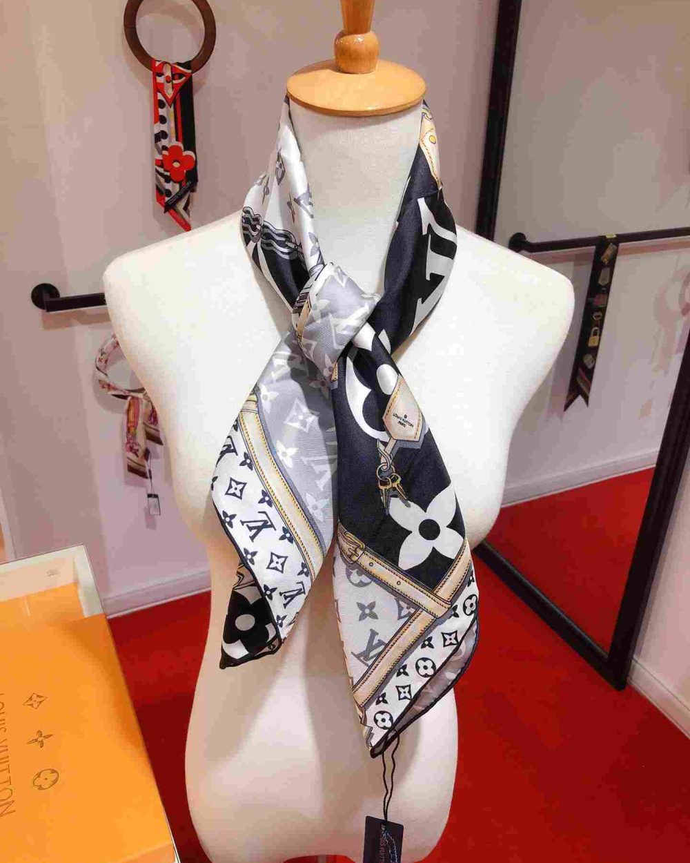 Monogram Confidential Square 90 Black For Women