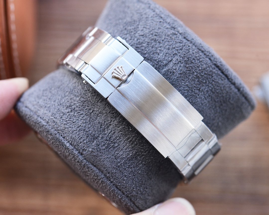 Rolex Submariner Date 41mm Silver Toned For Men 126610LN - Image 3