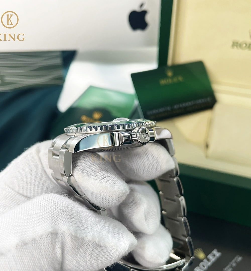 Rolex Submariner Date 41mm Silver Toned For Men Green Dial 116610LV (Hulk)