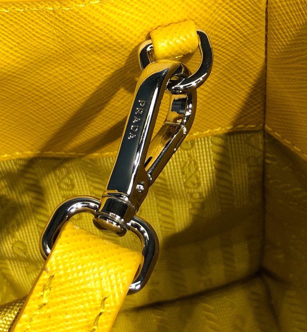 Saffiano Lux Galleria In Yellow For Women 9in/ 23cm