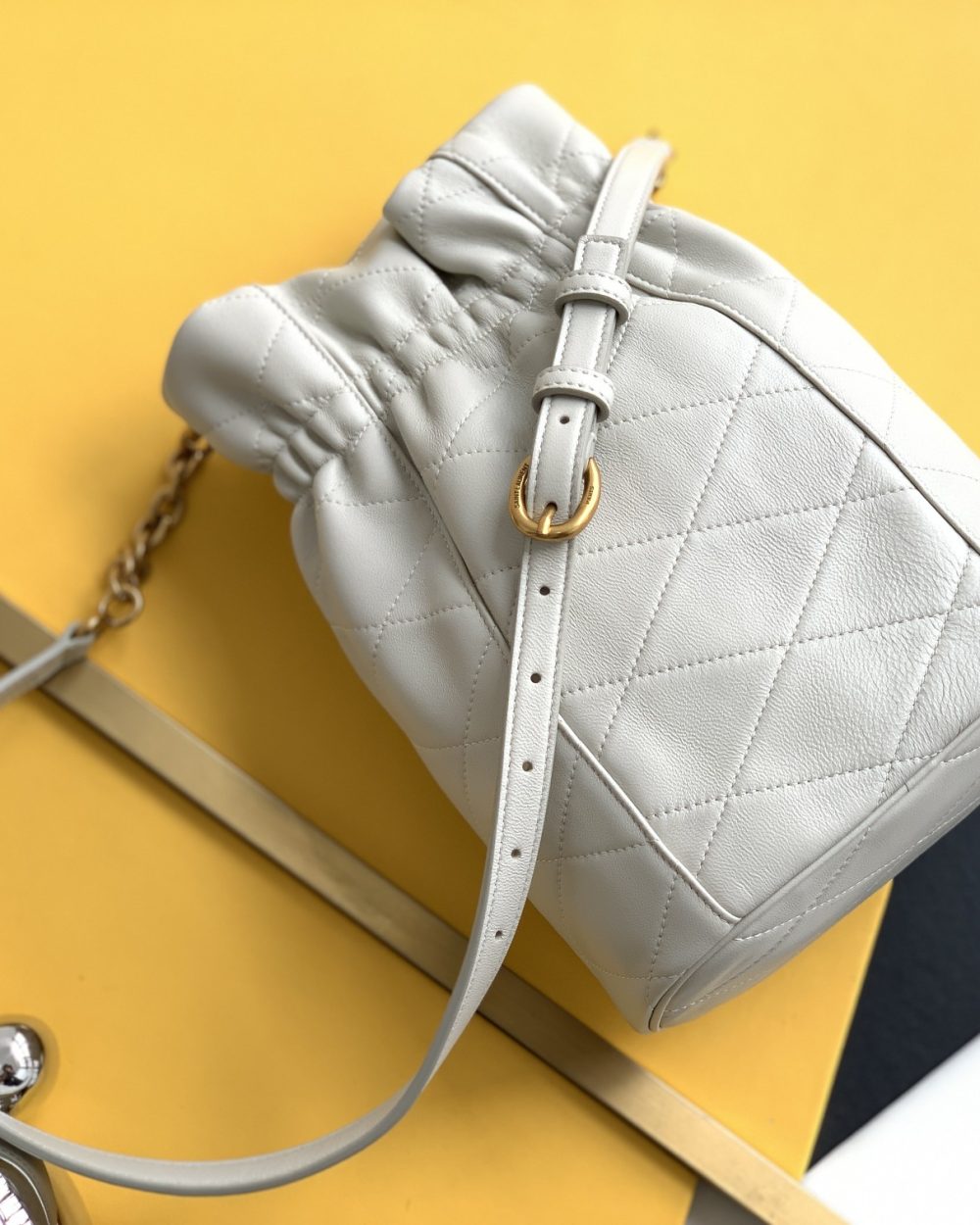 [REP 1:1] Saint Laurent Le Maillon Hook Bucket Bag White For Women, Women's Bags 10.6in/27cm YSL  686310AAAJK9207