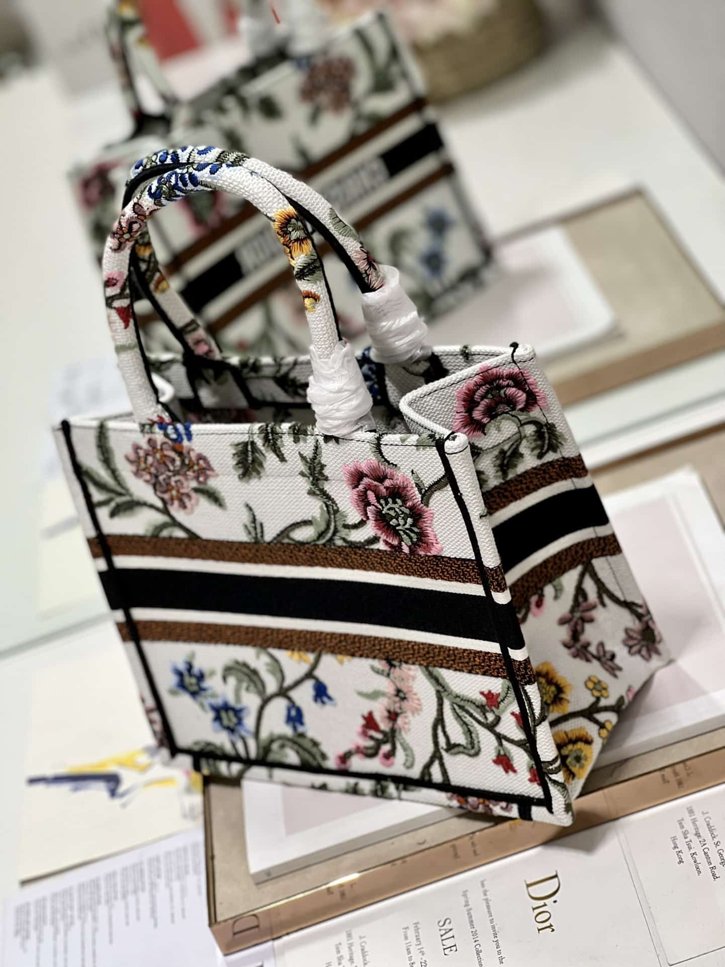 1:1 Replica Small Dior Tote Bag White/Black For Women 10.5 in/ 26.5cm - Image 9