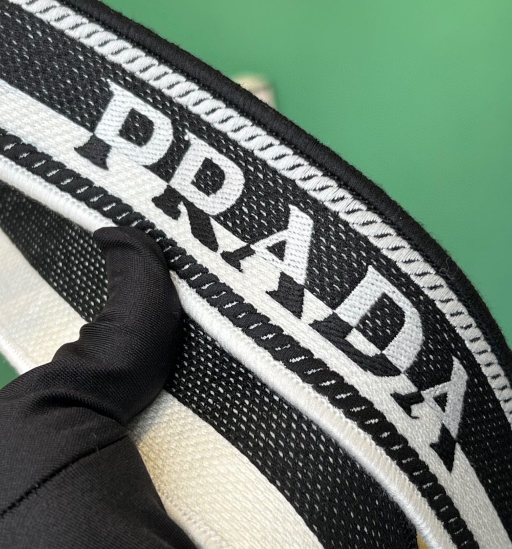 Small Shoulder Bag In Black For Women 9in/ 23cm 1BD314_2DKV_F0002_V_3OO