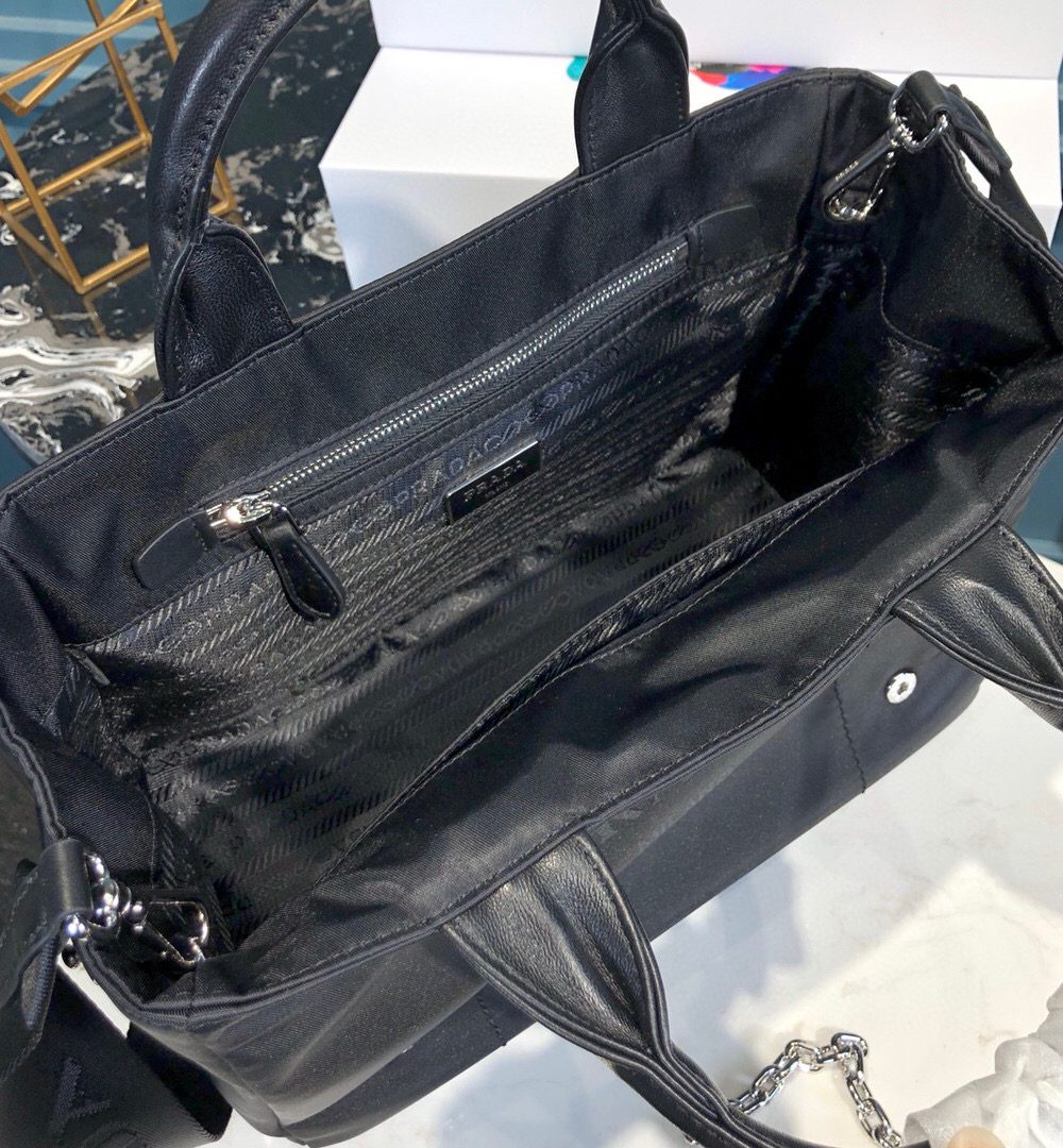 Zip Pocket Chain Tote Bag Tessuto In Black For Women 11in/ 28cm