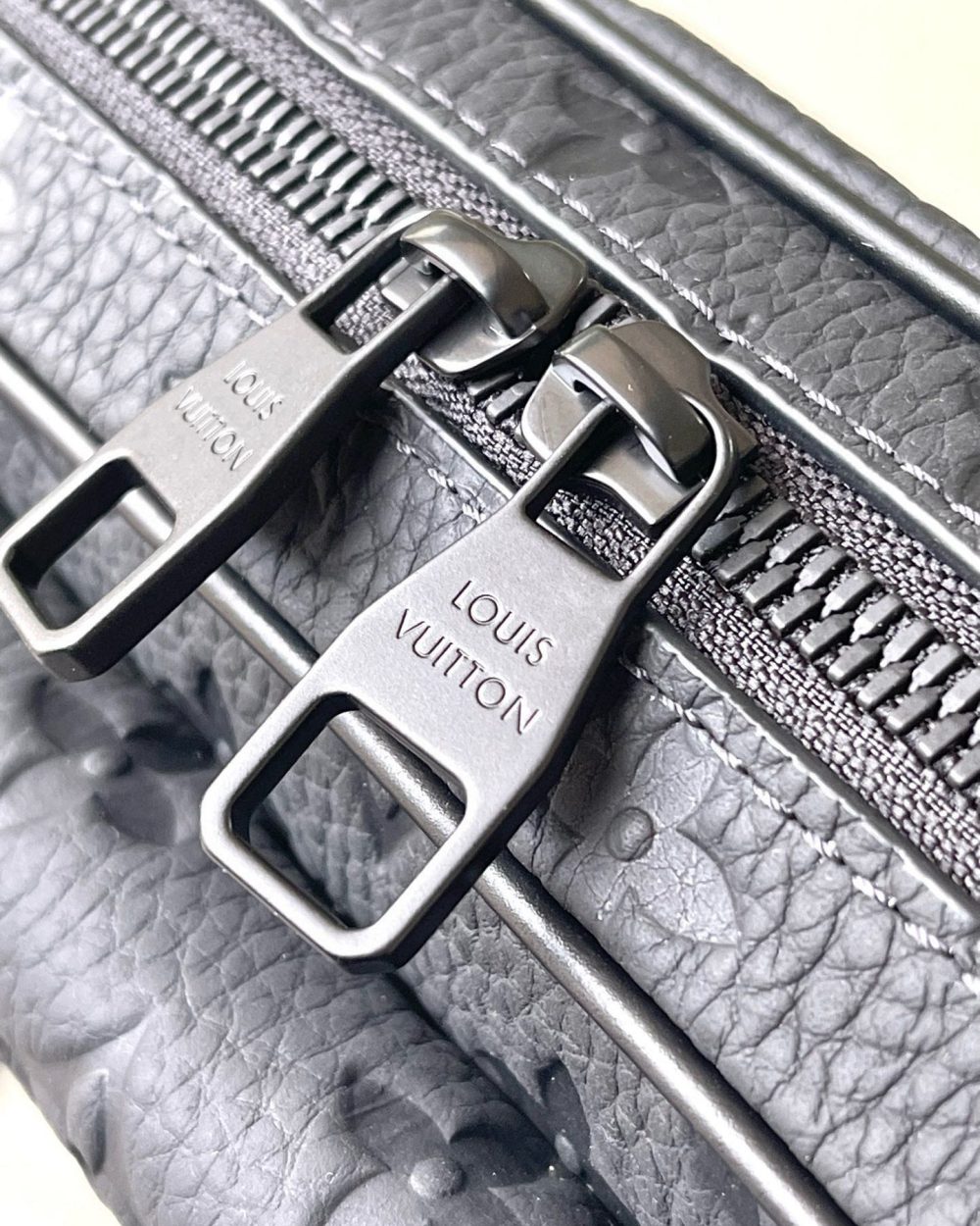 [REP 1:1] Louis Vuitton Steamer Messenger Monogram Taurillon Leather LG G90 Unique Bag For Women M23742 - 24cm