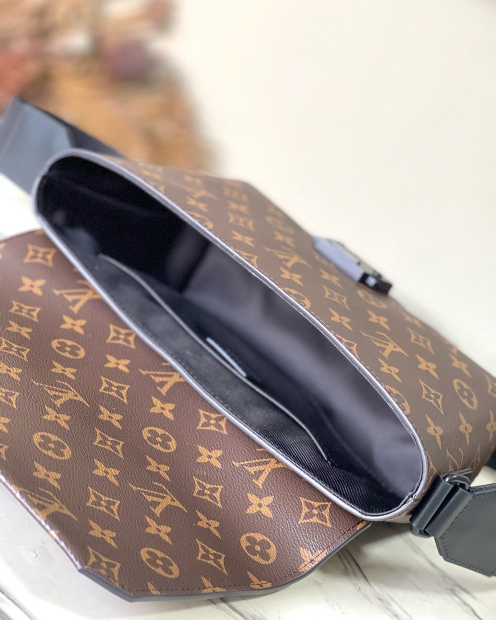 [REP 1:1] Louis Vuitton S Cape Messenger Monogram Eclipse Unique Bag For Unisex M46794 3 - 28cm
