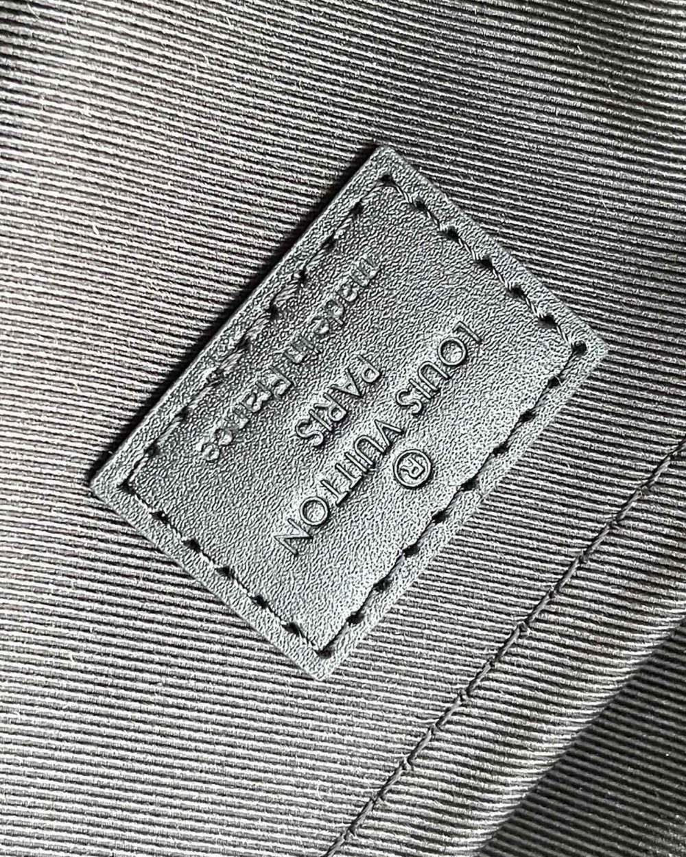 [REP 1:1] Louis Vuitton S Cape Messenger Monogram Eclipse Unique Bag For Unisex M46794 3 - 28cm