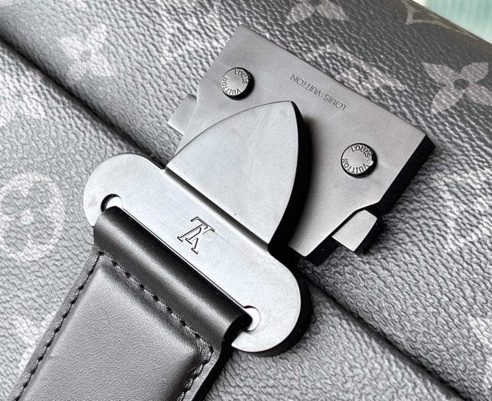 [REP 1:1] Louis Vuitton S Cape Messenger Monogram Eclipse Unique Bag For Women M46794 2 - 28cm