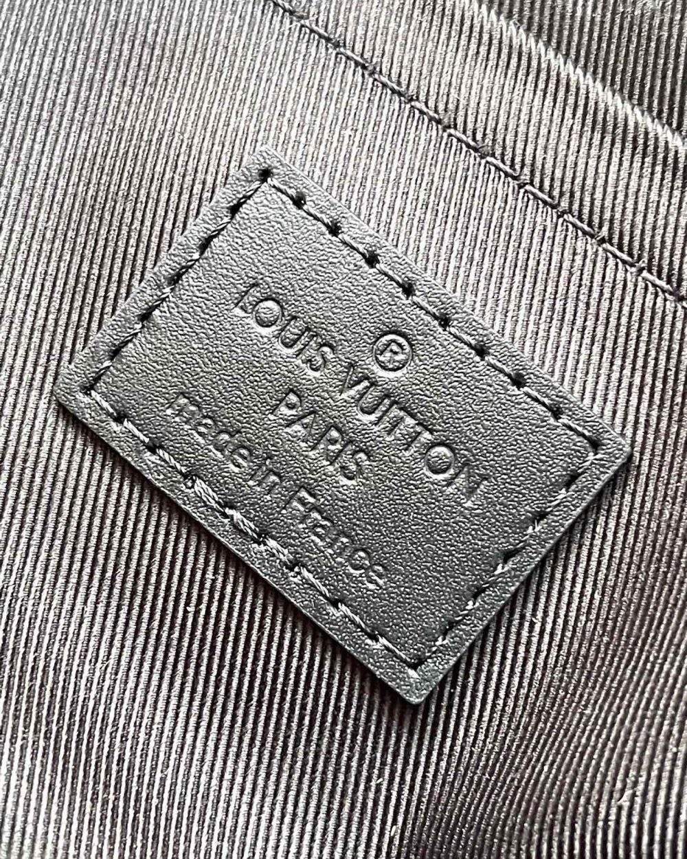 [REP 1:1] Louis Vuitton S Cape Messenger Monogram Eclipse Unique Bag For Women M46794 - 28cm