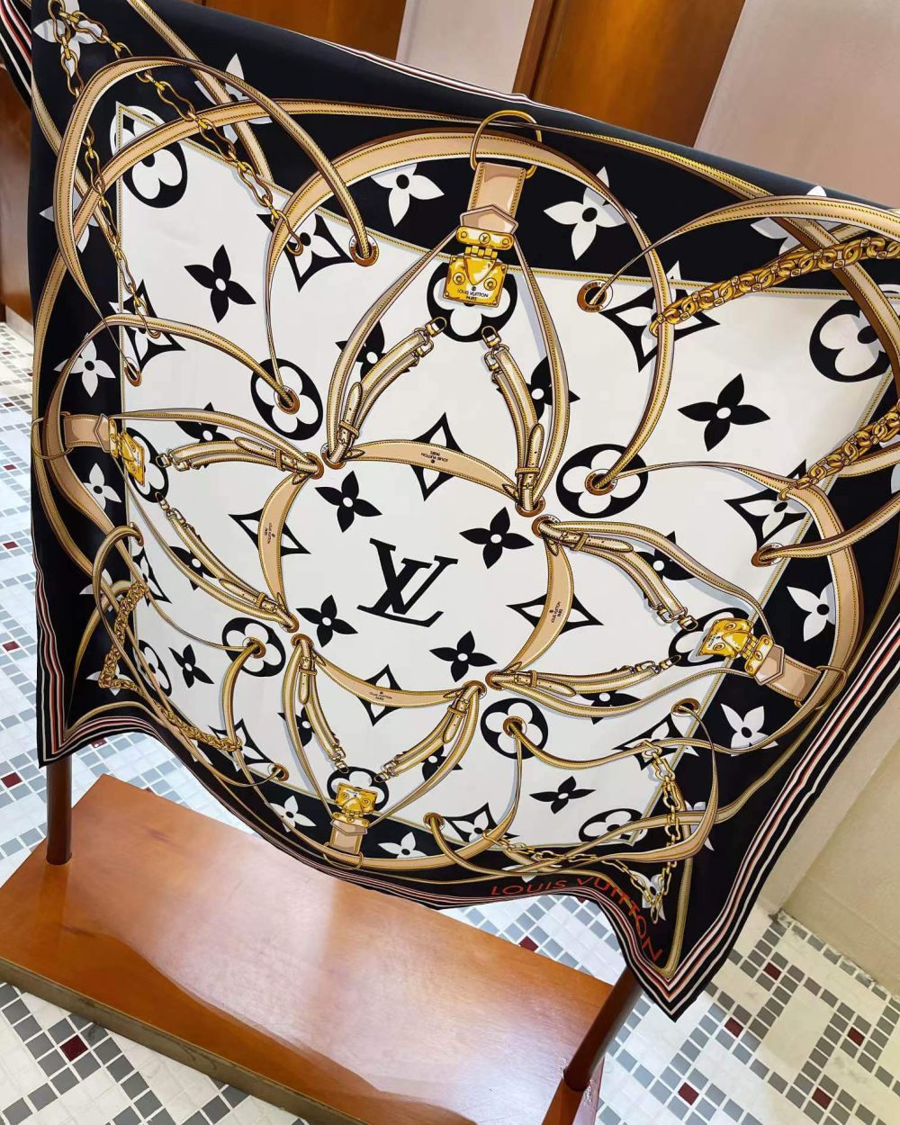 M76649 Ultimate Monogram Square