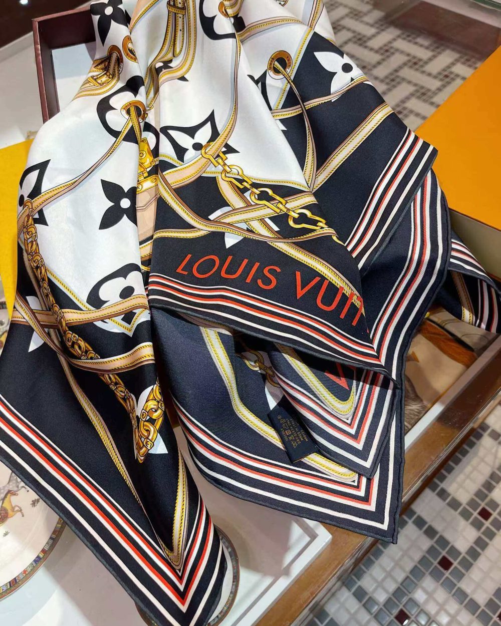 M76649 Ultimate Monogram Square