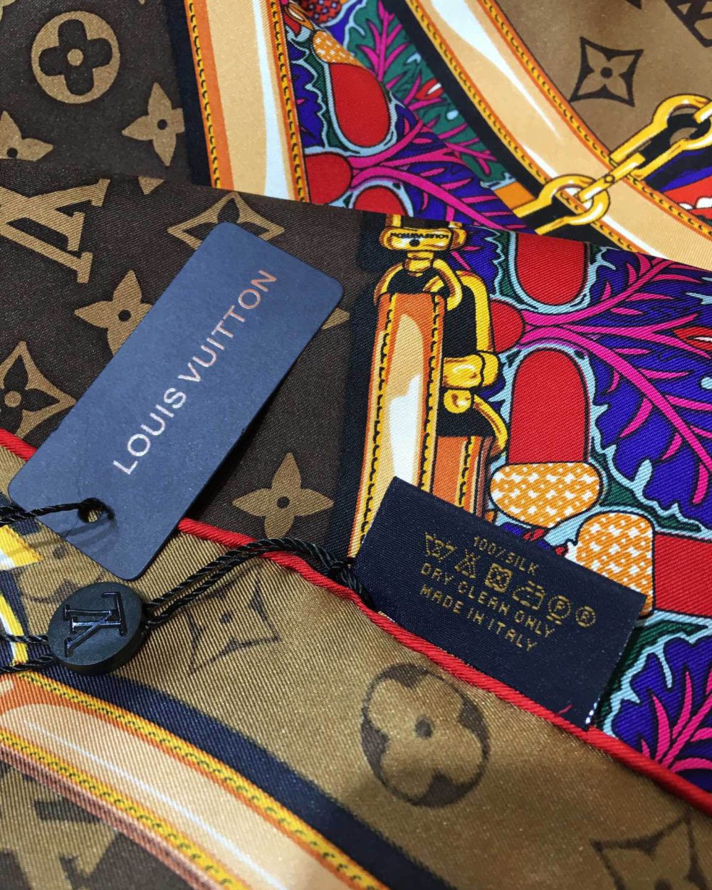 570771 Louis Vuitton Square 90 Silk Scarves