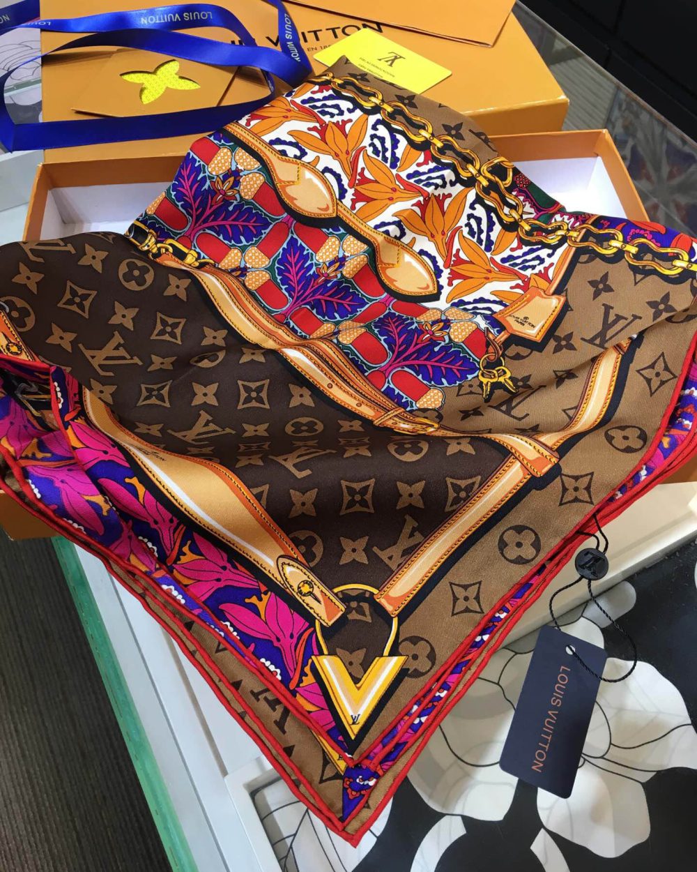 570771 Louis Vuitton Square 90 Silk Scarves
