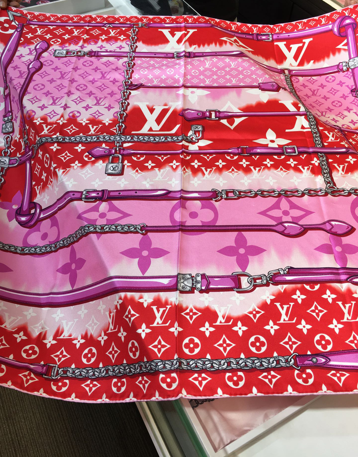 M76132 LV Escale Confidential Square - Image 7