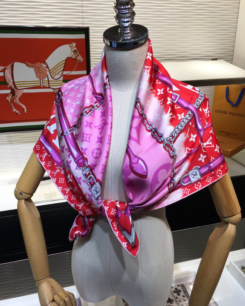 M76132 LV Escale Confidential Square