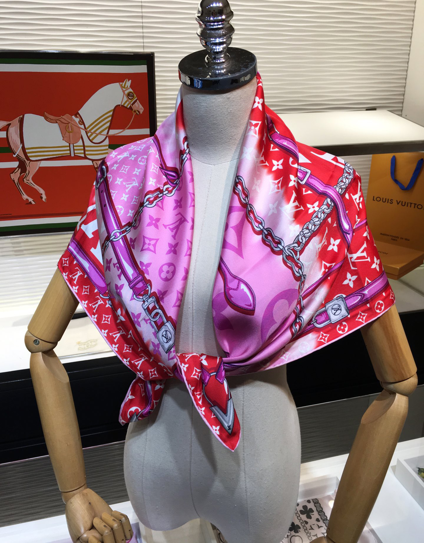 M76132 LV Escale Confidential Square - Image 2