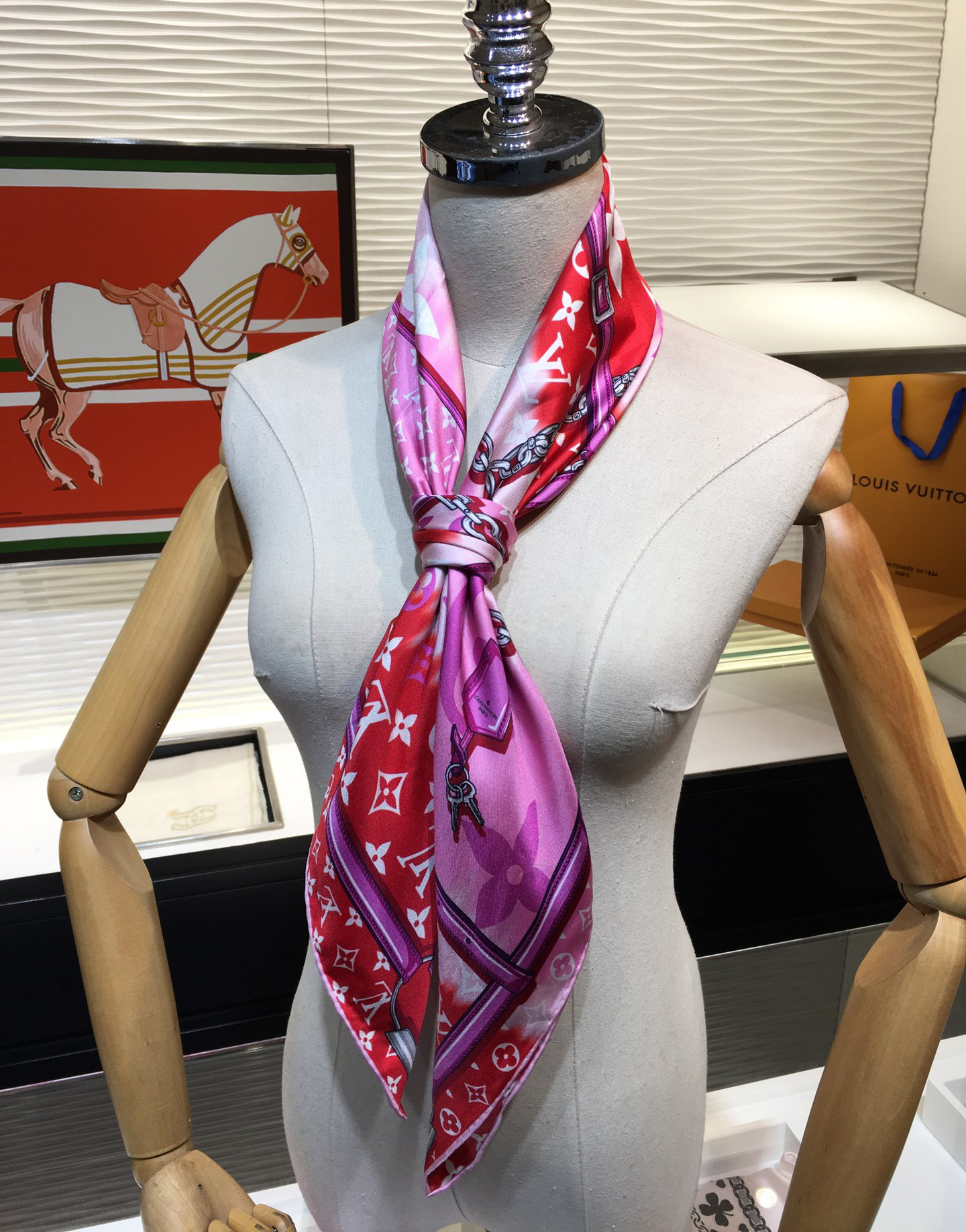 M76132 LV Escale Confidential Square - Image 3