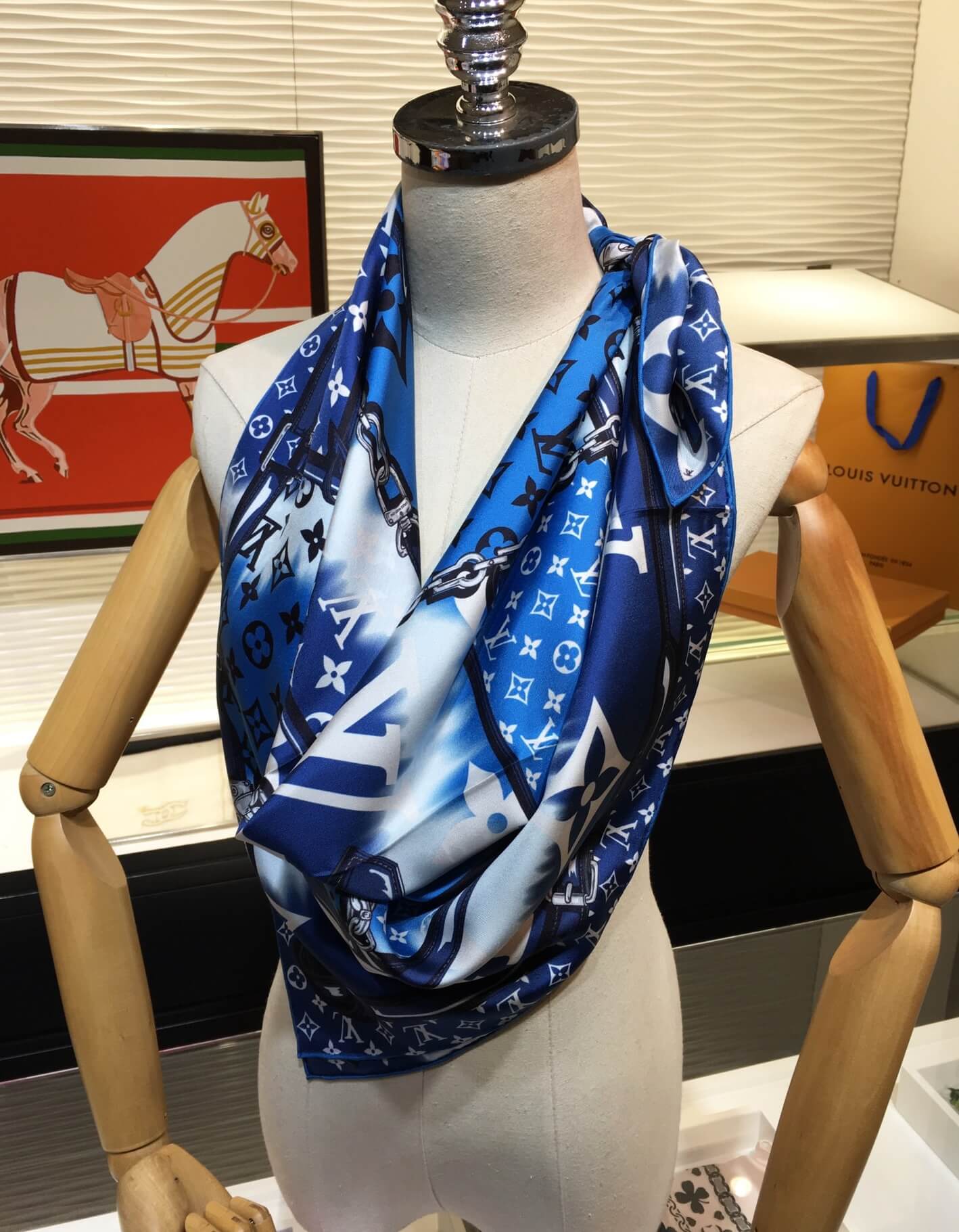 M76131 LV Escale Confidential Square - Image 2