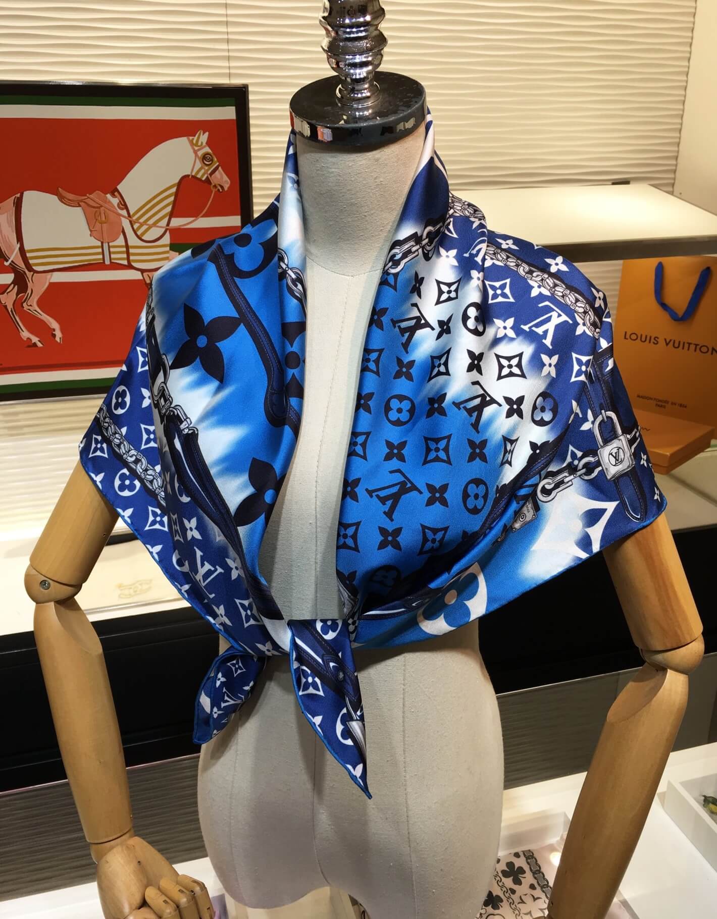 M76131 LV Escale Confidential Square - Image 3