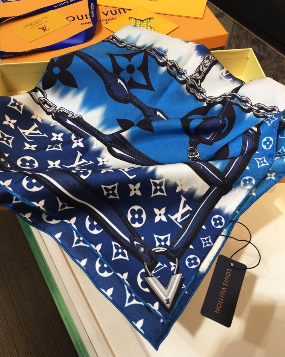 M76131 LV Escale Confidential Square