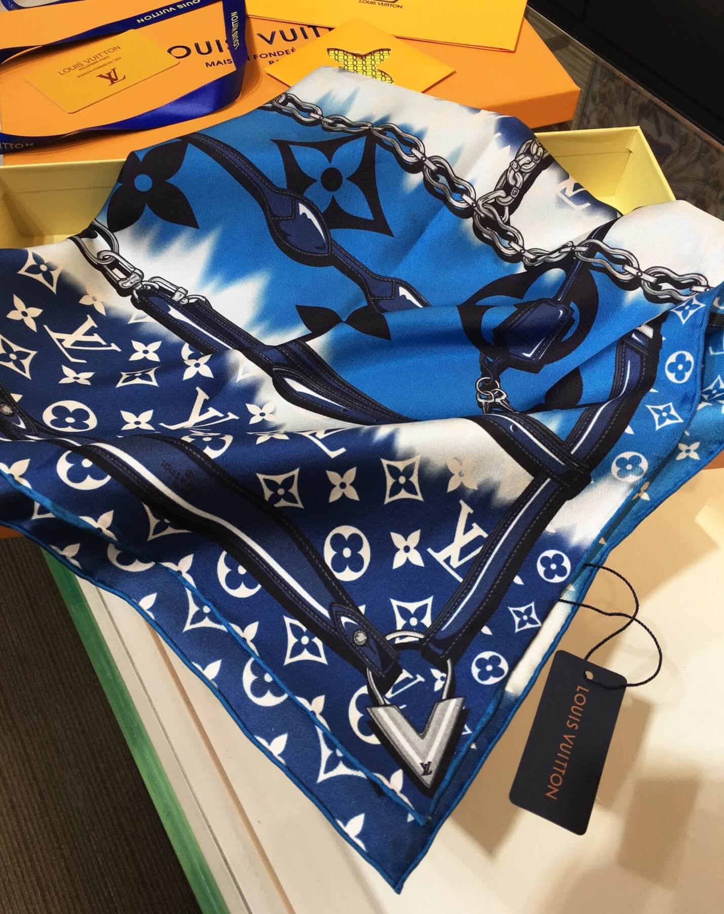 M76131 LV Escale Confidential Square - Image 7