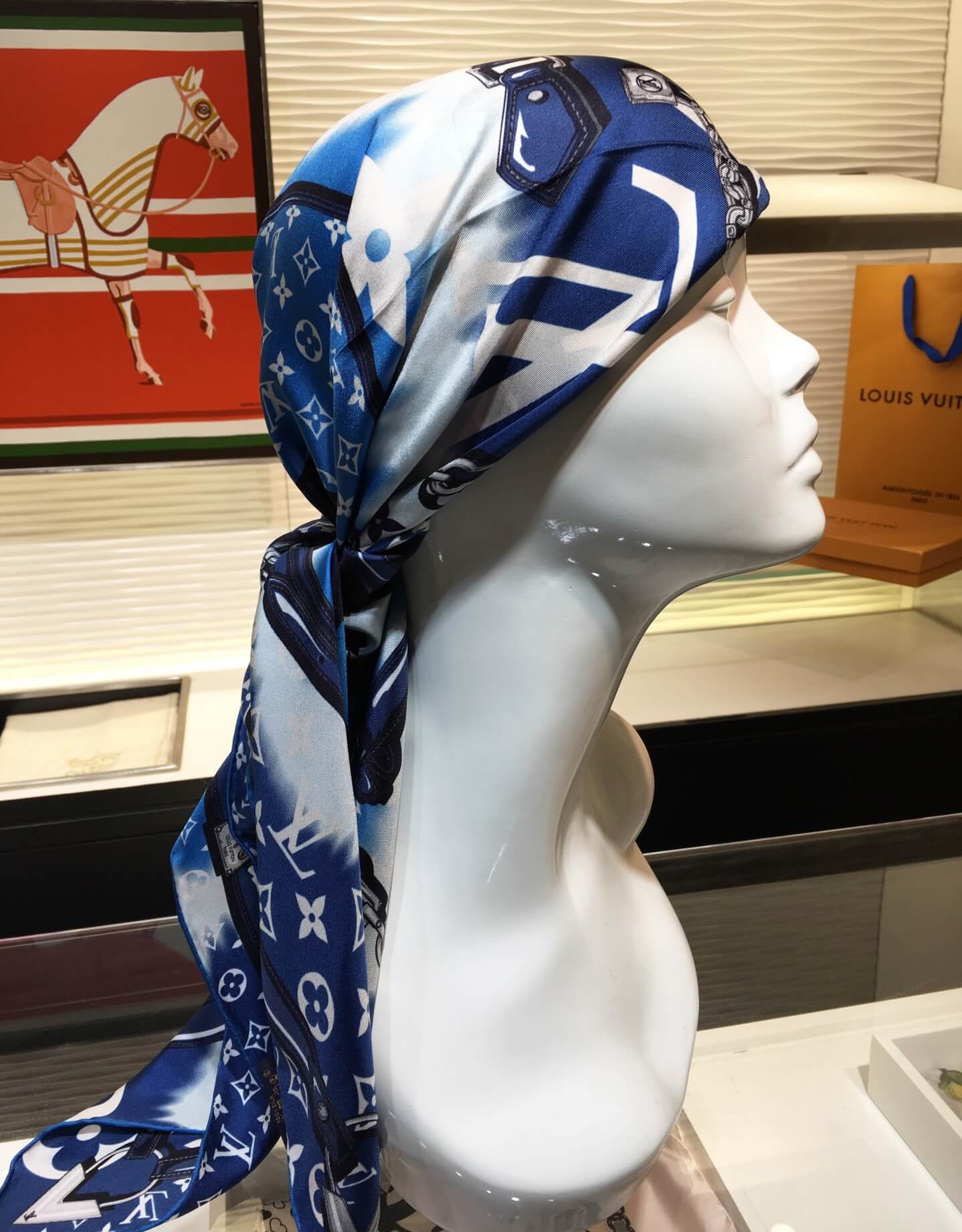 M76131 LV Escale Confidential Square - Image 4