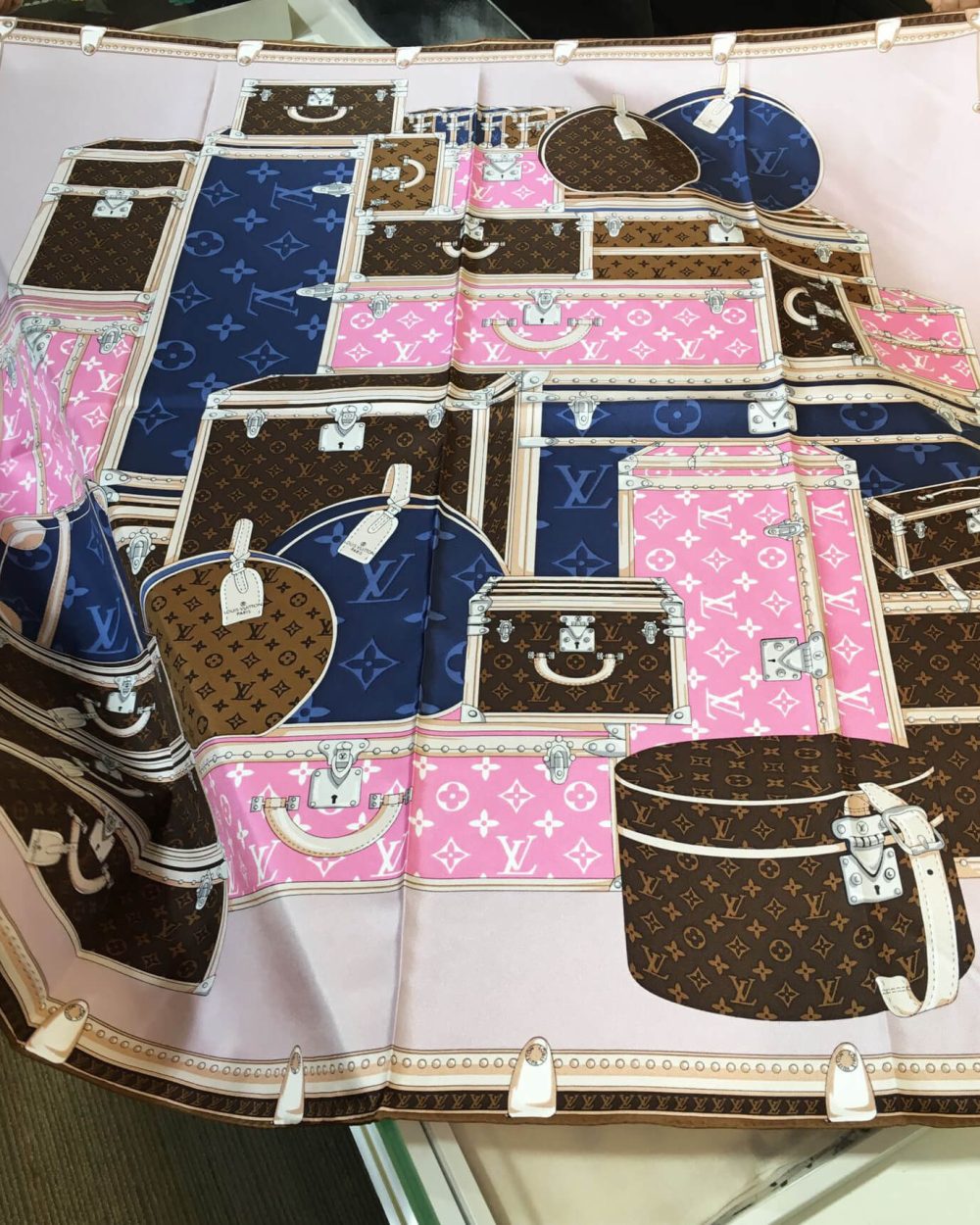 570829 Louis Vuitton Square 90 Silk Scarves