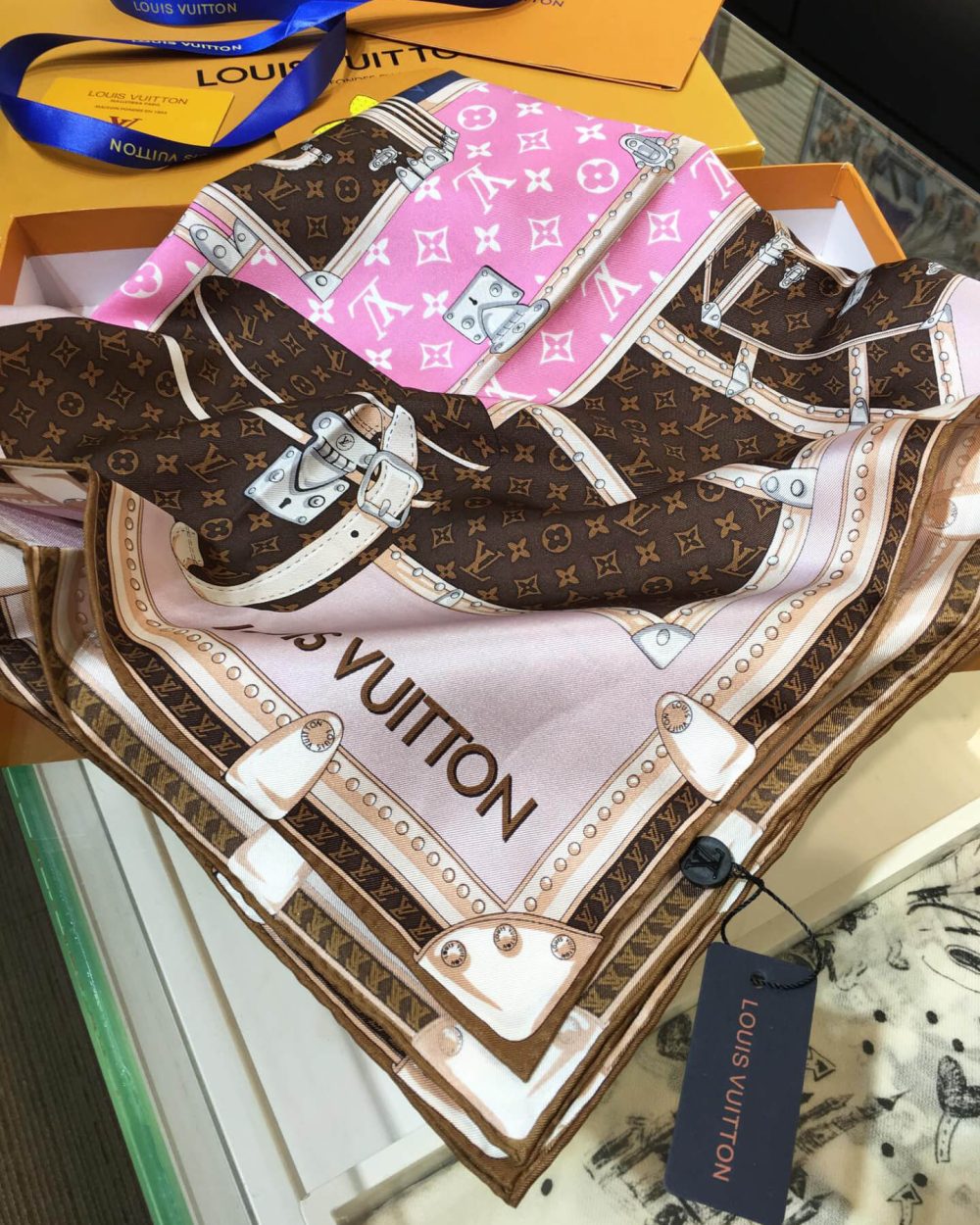 570829 Louis Vuitton Square 90 Silk Scarves