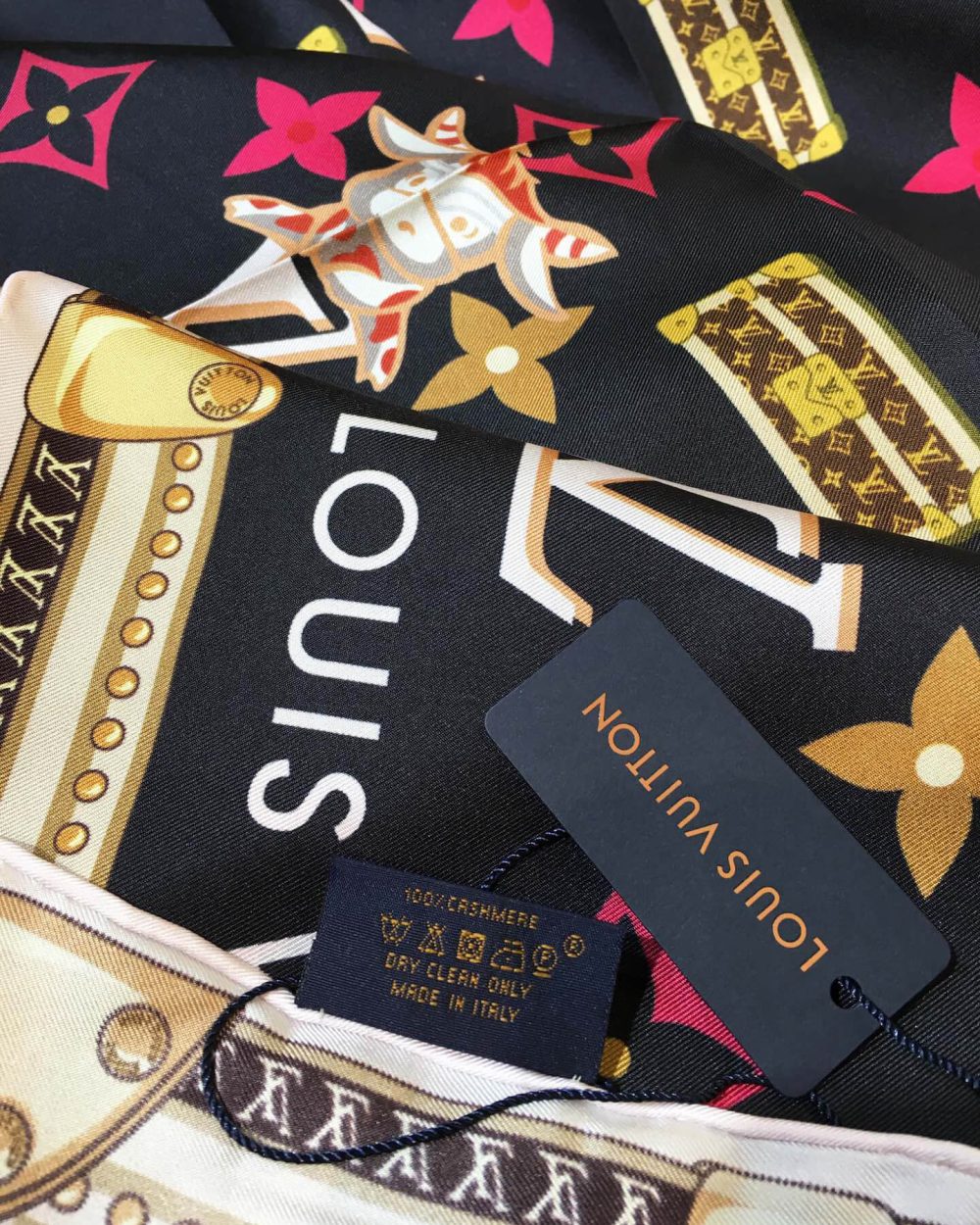 570821 Louis Vuitton Square 90 Silk Scarves