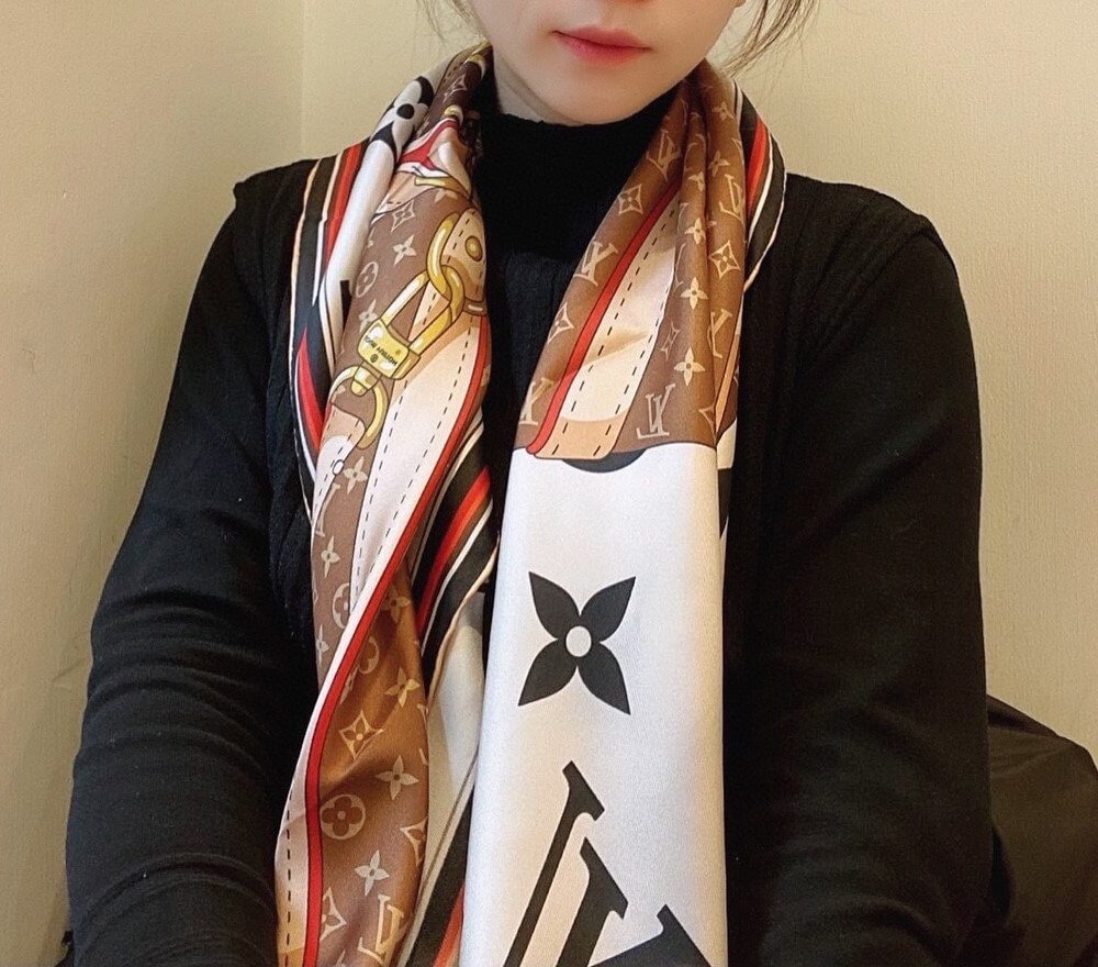 570757 Louis Vuitton Square 90 Silk Scarves