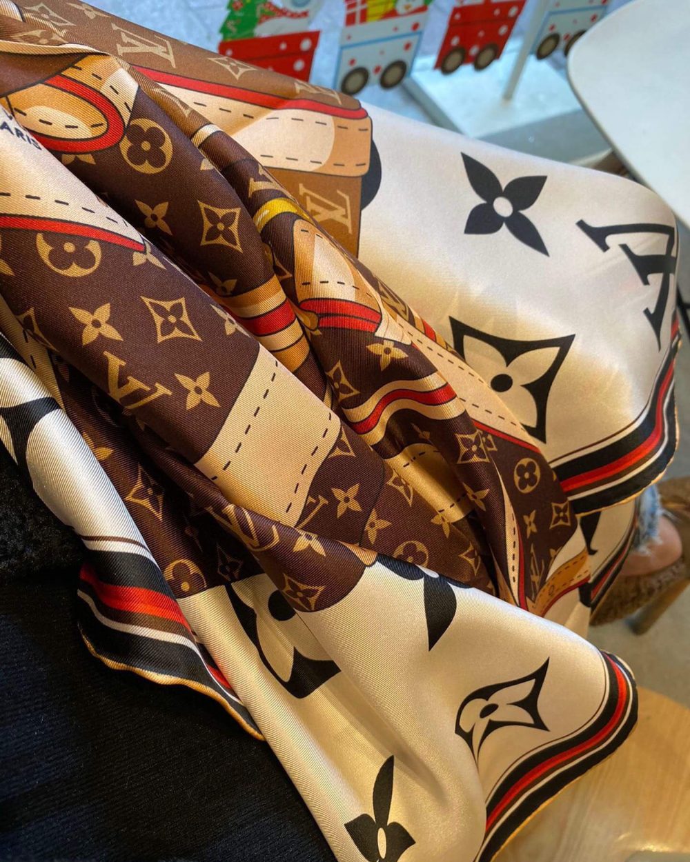 570757 Louis Vuitton Square 90 Silk Scarves