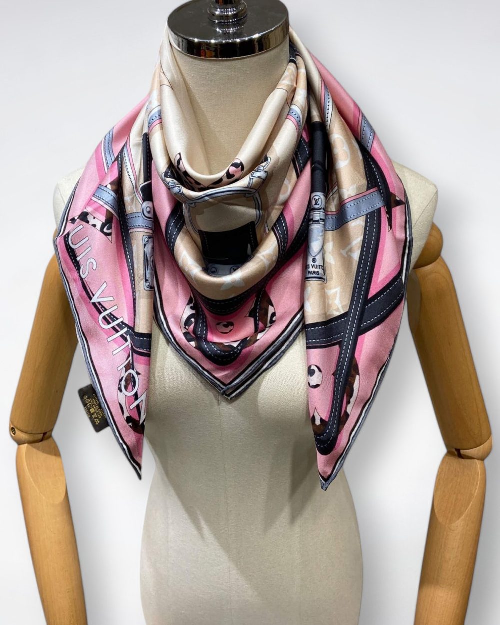 570735 Louis Vuitton Square 90 Silk Scarves