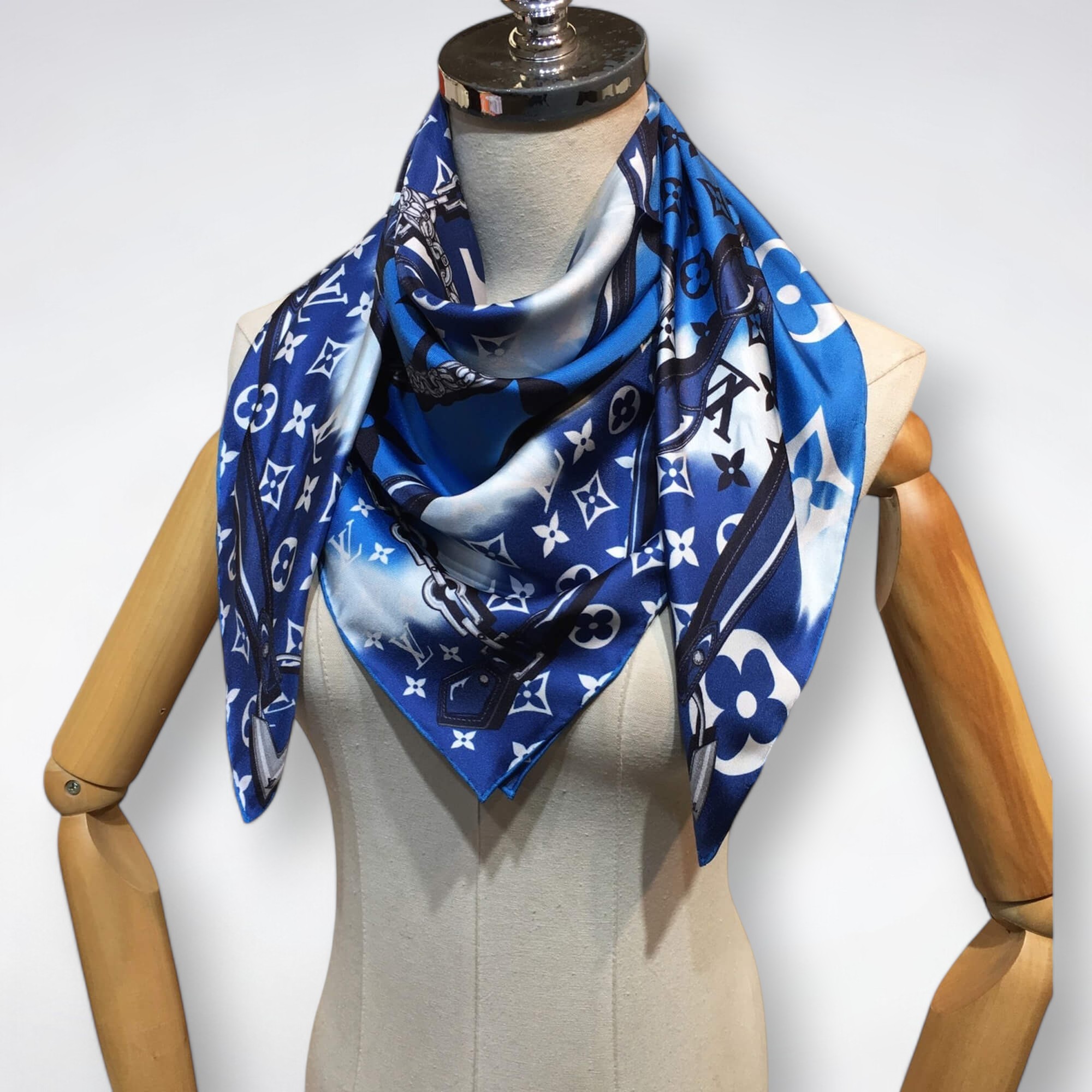 M76131 LV Escale Confidential Square