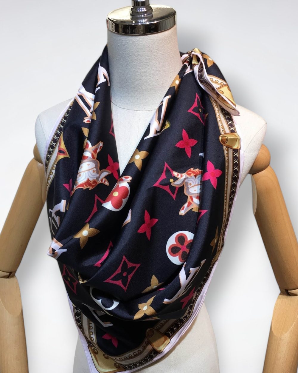 570821 Louis Vuitton Square 90 Silk Scarves