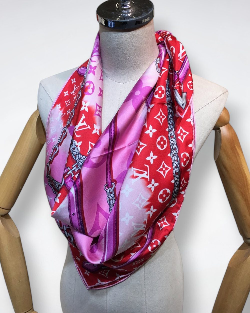 M76132 LV Escale Confidential Square