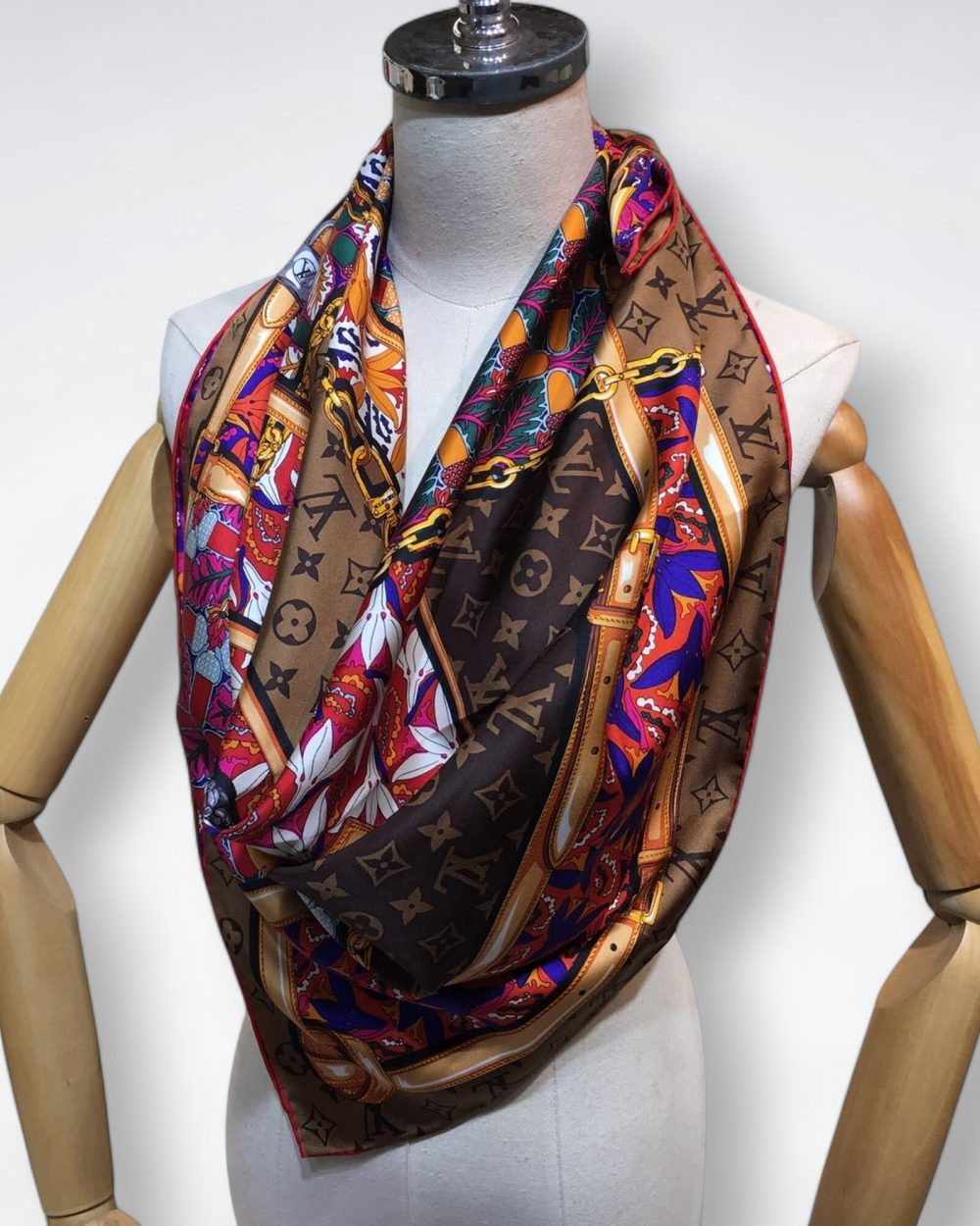 570771 Louis Vuitton Square 90 Silk Scarves