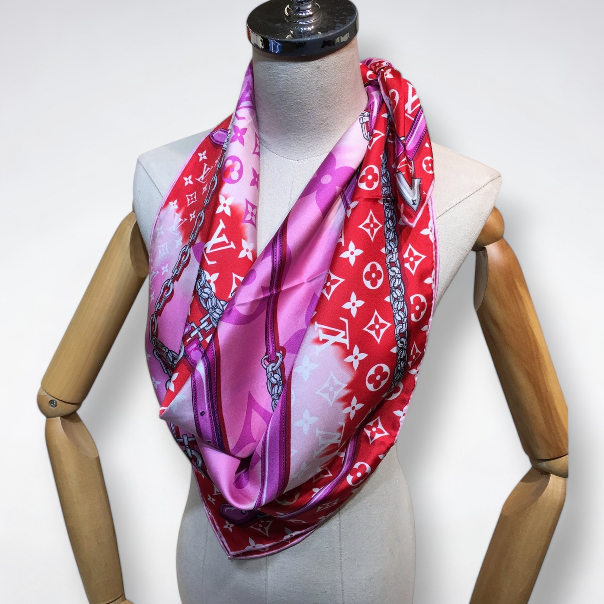 M76132 LV Escale Confidential Square