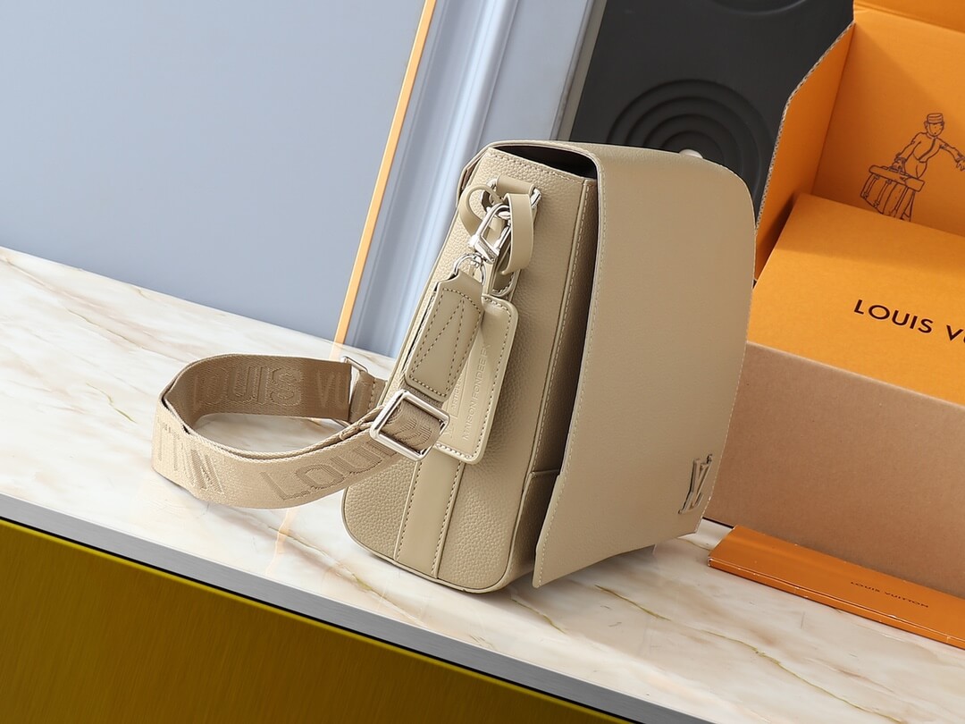 1:1 Replica Louis Vuitton LV Takeoff Messenger LV Aerogram Luxury Bag For Women M22505 - 28 cm - Image 2