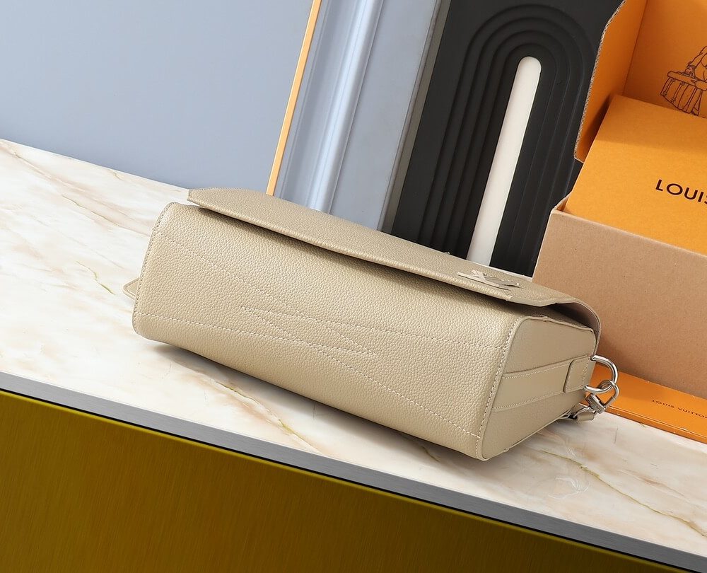 1:1 Replica Louis Vuitton LV Takeoff Messenger LV Aerogram Luxury Bag For Women M22505 - 28 cm