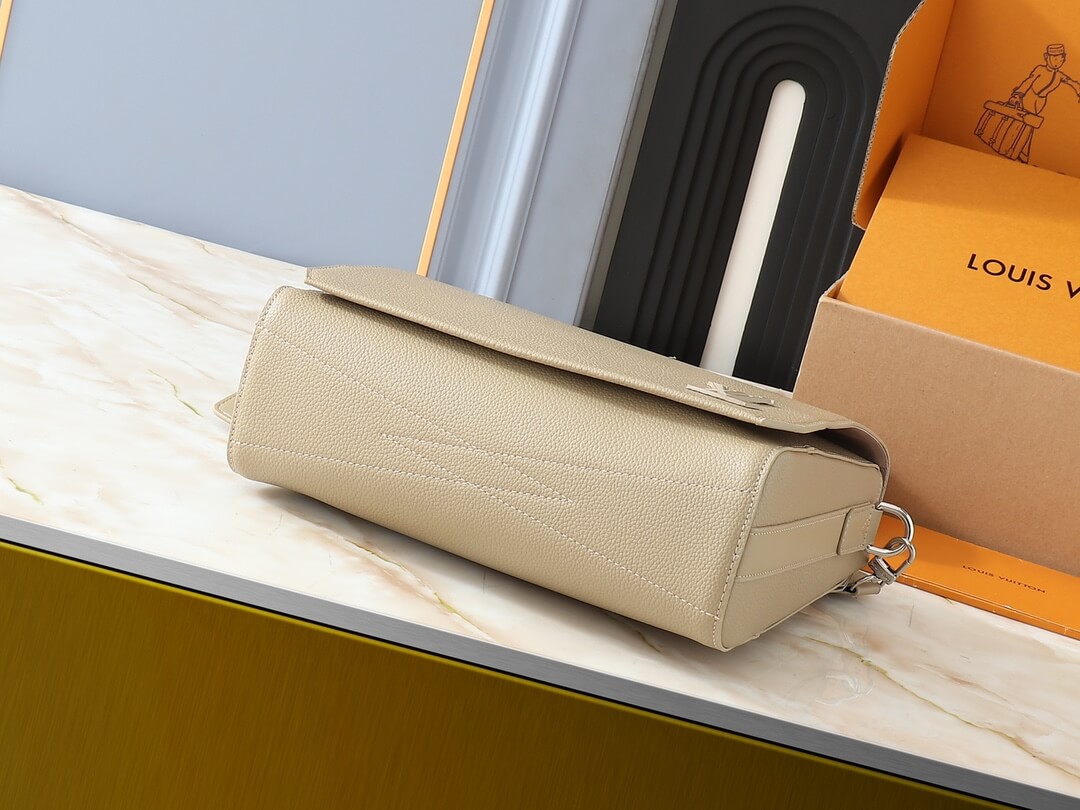 1:1 Replica Louis Vuitton LV Takeoff Messenger LV Aerogram Luxury Bag For Women M22505 - 28 cm - Image 3
