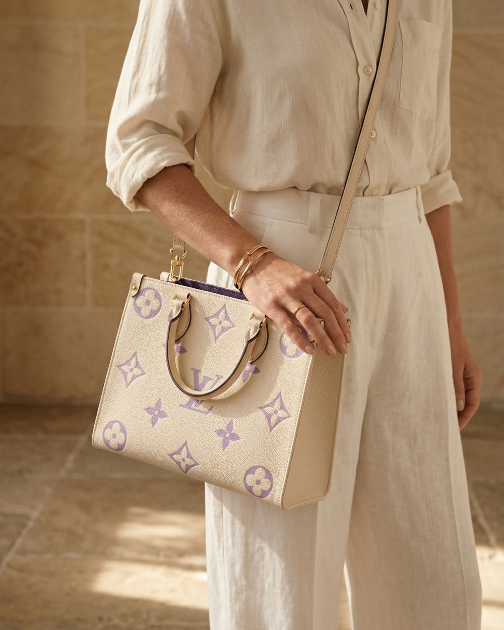 DBS-LC1051 - Onthego MM Handbag Deal